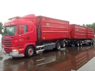 Scania 560 med containrar